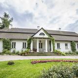 Image: The classical manor house in Glanów